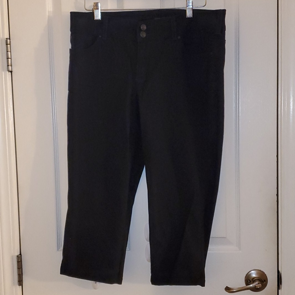 Jessica Simpson Black Capris